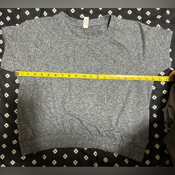 Velocity heather Navy crop w/ elastic at bottom short sleeve top- size l/xl - Picture 4 of 8